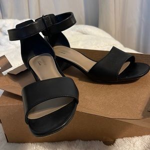 In great condition Clark’s small block heel sandal shoes.
